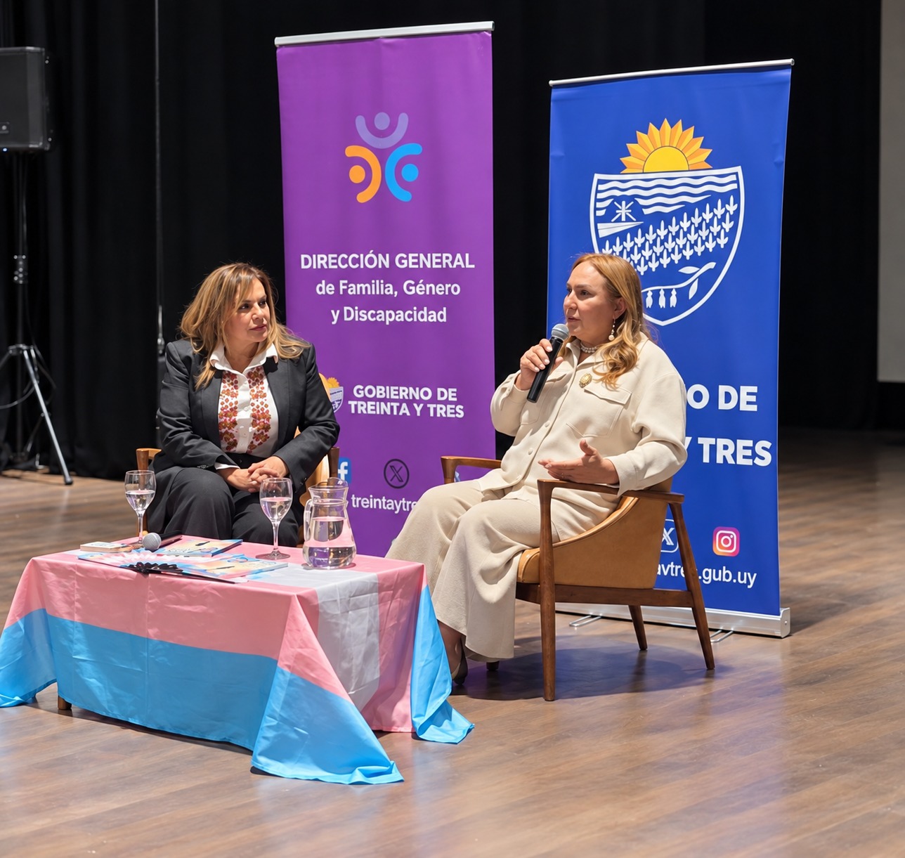 Marisol comparte su libro durante la presentación en Treinta y Tres