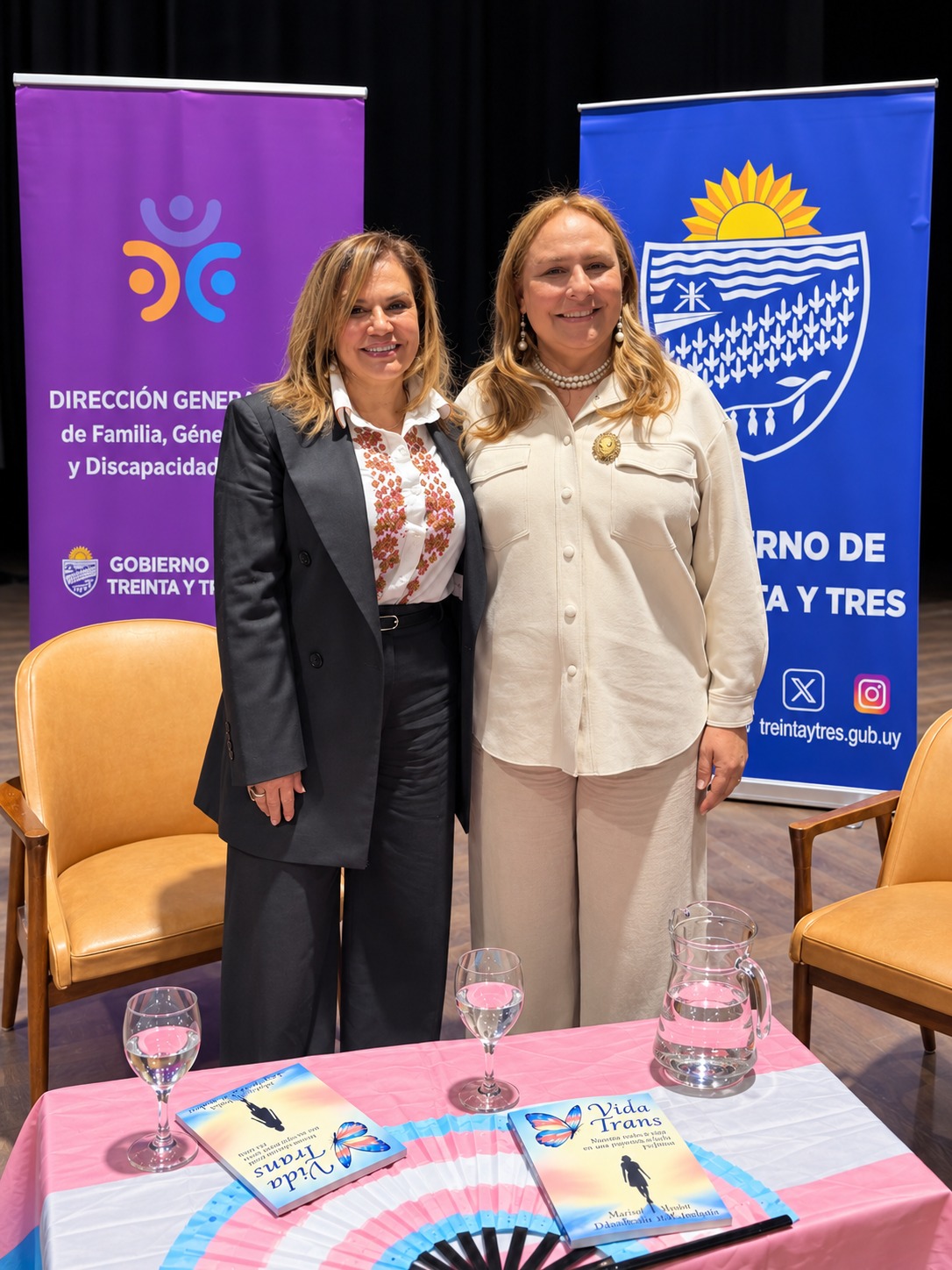 Marisol junto a una acompañante durante la presentación de su libro
